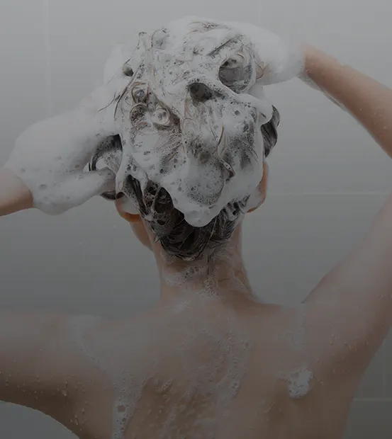 L-application du shampoing disciplinant pour la douceur